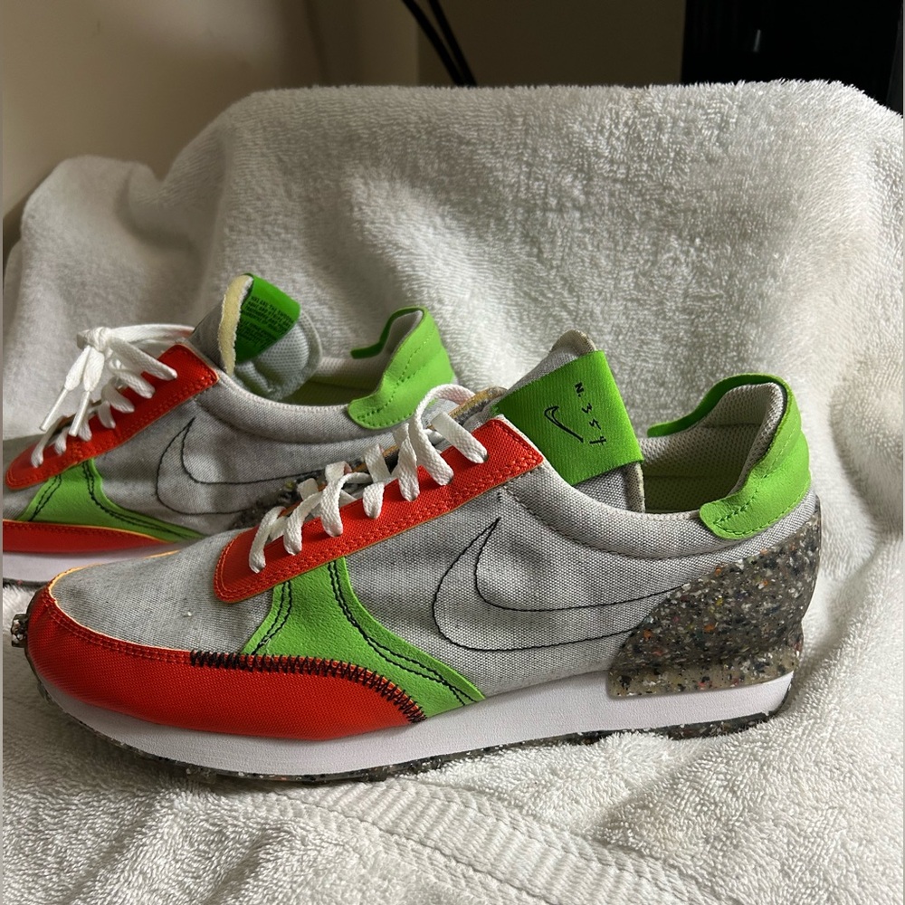 Nike Daybreak Orange (Red) and Green (Accent) Athletic Shoes Men 9 / Women 10.5